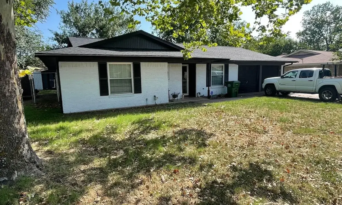 Professional roofing crew working on a residential roof in La Plata